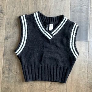 H&M Y2k trendy sweater vest black and white!